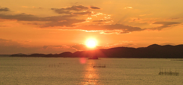 当館自慢の絶景をご堪能下さい。 夕陽タイム　日本の夕陽百選に選ばれている「銀波荘」